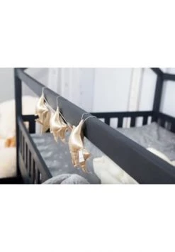 TiCAA Kinderbett Hausbett "Kay" 100x200 Kiefer Grau Gesamt: Länge 108cm, Breite 210cm, Höhe 139cm, Tiefe 108cm -babyausstattung Shop unnamed file 846