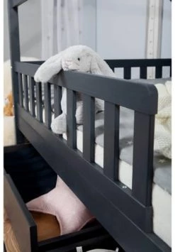 TiCAA Kinderbett Hausbett "Kay" 100x200 Kiefer Grau Gesamt: Länge 108cm, Breite 210cm, Höhe 139cm, Tiefe 108cm -babyausstattung Shop unnamed file 847